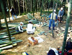 竹炭焼き用の竹材をそろえる