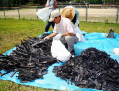 焼きあがった竹炭