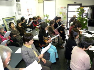 参加者も一緒に「川の流れのように」を歌う(八幡まるごと館)