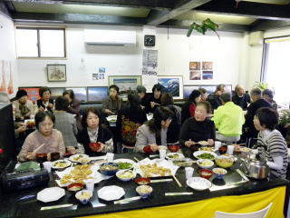 歌を歌ったあとは、手作りと持ち寄りの昼食会