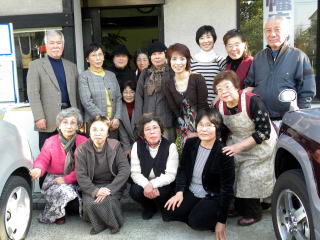 祥子さんを囲んで記念撮影