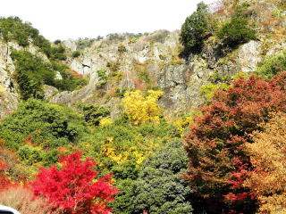 ロープウェー・紅雲亭駅から寒霞渓山頂方面を望む